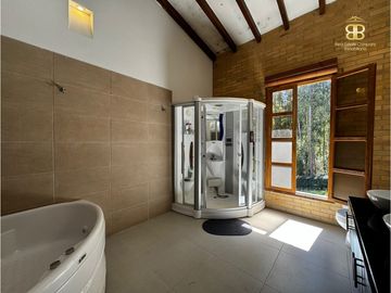 SE VENDE MAGNFICA CASA EN BOSQUES DE RENANIA EN BRICEÑO