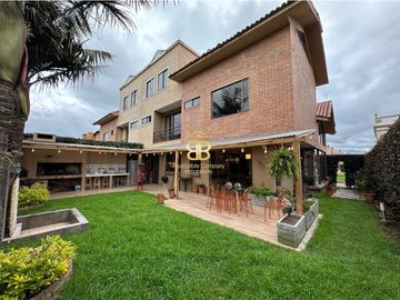 SE VENDE HERMOSA CASA CHIA