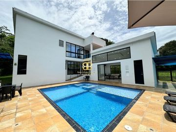 SE VENDE INCREIBLE CASA EN RICAURTE CUNDINAMARCA