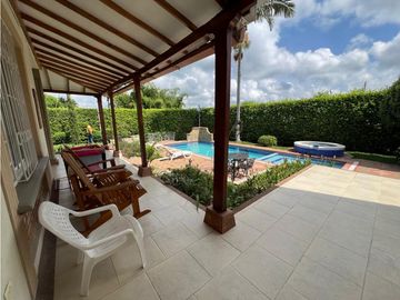 Casa campestre en conjunto cerrado en venta sector vía la Tebaida