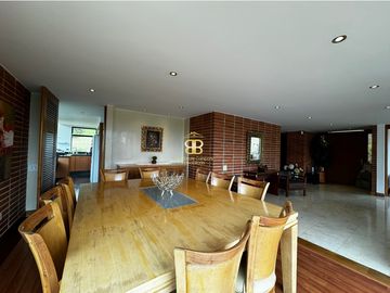 SE VENDE MAGNFICA CASA EN LA CALERA