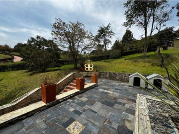 SE VENDE MAGNFICA CASA EN LA CALERA