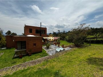 SE VENDE MAGNFICA CASA EN LA CALERA