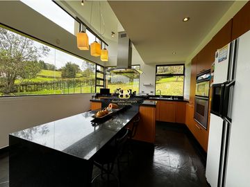 SE VENDE MAGNFICA CASA EN LA CALERA