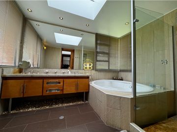 SE VENDE MAGNFICA CASA EN LA CALERA
