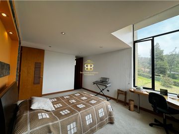 SE VENDE MAGNFICA CASA EN LA CALERA