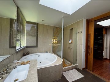 SE VENDE MAGNFICA CASA EN LA CALERA