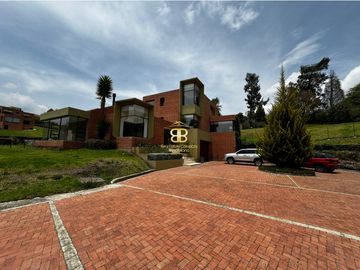 SE VENDE MAGNFICA CASA EN LA CALERA