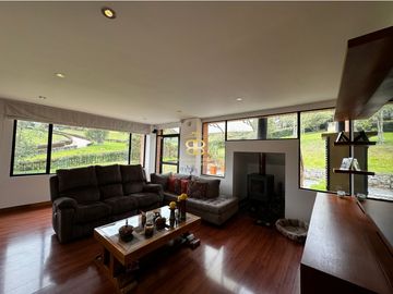 SE VENDE MAGNFICA CASA EN LA CALERA
