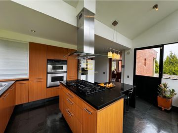 SE VENDE MAGNFICA CASA EN LA CALERA