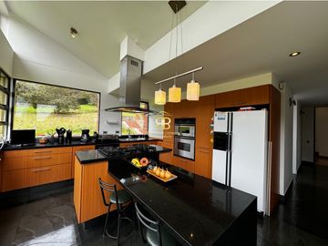 SE VENDE MAGNFICA CASA EN LA CALERA