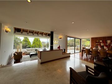 SE VENDE MAGNFICA CASA EN LA CALERA