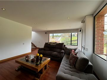 SE VENDE MAGNFICA CASA EN LA CALERA