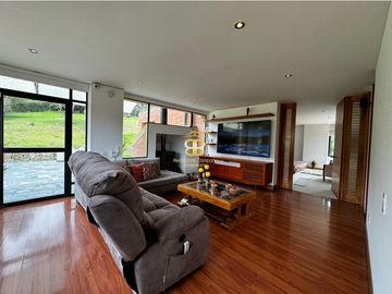 SE VENDE MAGNFICA CASA EN LA CALERA