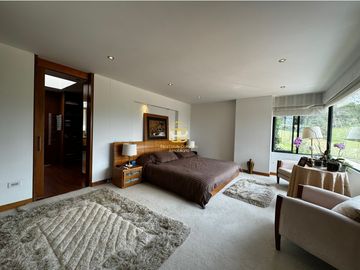 SE VENDE MAGNFICA CASA EN LA CALERA