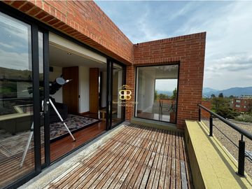 SE VENDE MAGNFICA CASA EN LA CALERA