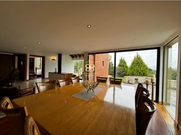 SE VENDE MAGNFICA CASA EN LA CALERA