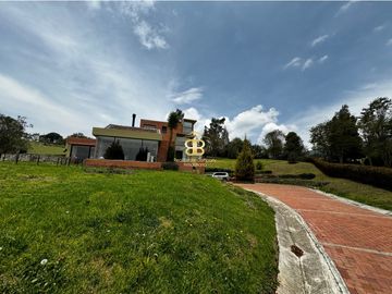 SE VENDE MAGNFICA CASA EN LA CALERA