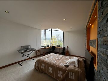 SE VENDE MAGNFICA CASA EN LA CALERA