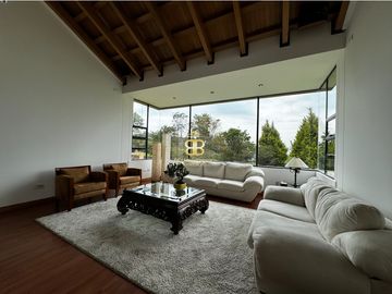 SE VENDE MAGNFICA CASA EN LA CALERA