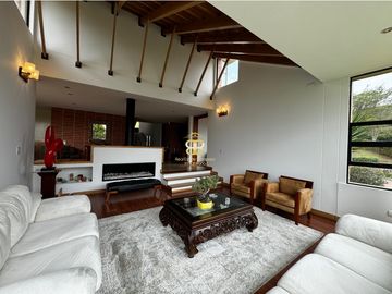 SE VENDE MAGNFICA CASA EN LA CALERA