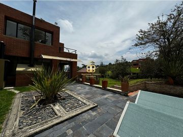 SE VENDE MAGNFICA CASA EN LA CALERA