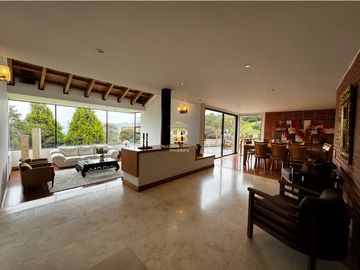 SE VENDE MAGNFICA CASA EN LA CALERA