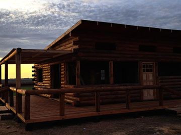 Venta  lote de  1200 m² y  cabaña rustica  a estrenar en club de polo 