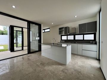 CASA EN VENTA MÉRIDA, PRIVADA RESIDENCIAL EN LA ZONA DE CHOLUL