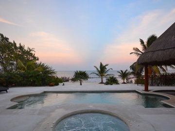 PACÍFICA Y LUJOSA VILLA DE TRES RECÁMARAS FRENTE AL MAR