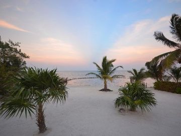 PACÍFICA Y LUJOSA VILLA DE TRES RECÁMARAS FRENTE AL MAR