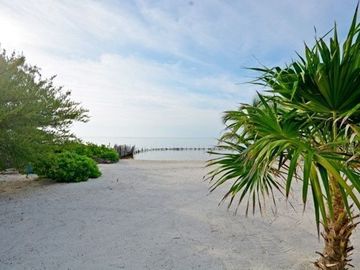 PACÍFICA Y LUJOSA VILLA DE TRES RECÁMARAS FRENTE AL MAR