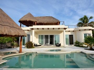 PACÍFICA Y LUJOSA VILLA DE TRES RECÁMARAS FRENTE AL MAR