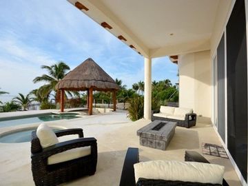 PACÍFICA Y LUJOSA VILLA DE TRES RECÁMARAS FRENTE AL MAR
