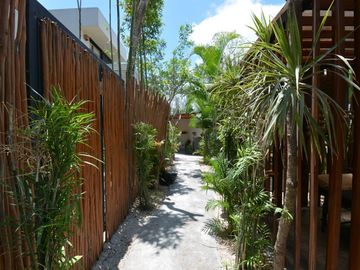 VILLA REFUGIO NATURAL EN TULUM, ESTILO MODERNO DE TRES NIVELES