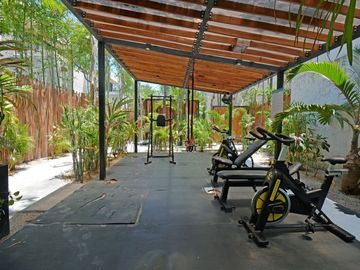 VILLA REFUGIO NATURAL EN TULUM, ESTILO MODERNO DE TRES NIVELES