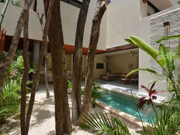 VILLA REFUGIO NATURAL EN TULUM, ESTILO MODERNO DE TRES NIVELES