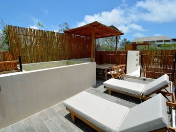 VILLA REFUGIO NATURAL EN TULUM, ESTILO MODERNO DE TRES NIVELES