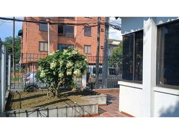 HERMOSA CASA ESQUINERA A LA VENTA EN LA FLORA CALI