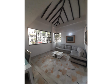 HERMOSA CASA ESQUINERA A LA VENTA EN LA FLORA CALI