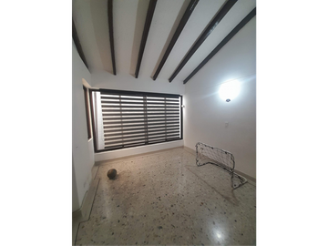 HERMOSA CASA ESQUINERA A LA VENTA EN LA FLORA CALI