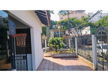 HERMOSA CASA ESQUINERA A LA VENTA EN LA FLORA CALI