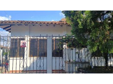 HERMOSA CASA ESQUINERA A LA VENTA EN LA FLORA CALI