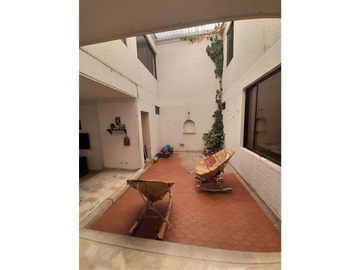 HERMOSA CASA ESQUINERA A LA VENTA EN LA FLORA CALI
