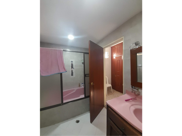 HERMOSA CASA ESQUINERA A LA VENTA EN LA FLORA CALI