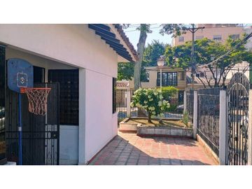 HERMOSA CASA ESQUINERA A LA VENTA EN LA FLORA CALI