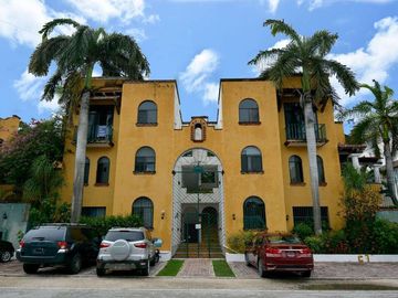 CAUTIVADOR DEPARTAMENTO ESTILO MEXICANO EN EL CORAZÓN DE PLAYA DEL CARMEN