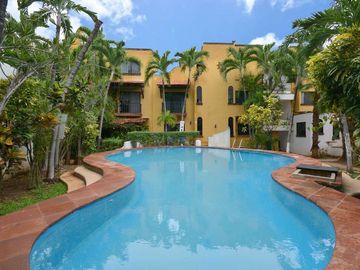 CAUTIVADOR DEPARTAMENTO ESTILO MEXICANO EN EL CORAZÓN DE PLAYA DEL CARMEN