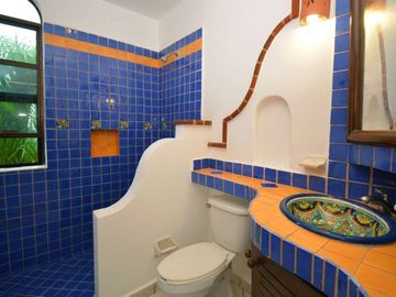 CAUTIVADOR DEPARTAMENTO ESTILO MEXICANO EN EL CORAZÓN DE PLAYA DEL CARMEN