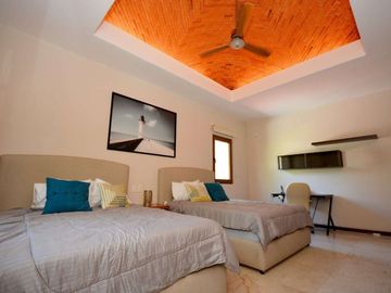 ESPECTACULAR CASA CONTEMPORÁNEA CON IMPRESIONANTE PAISAJISMO